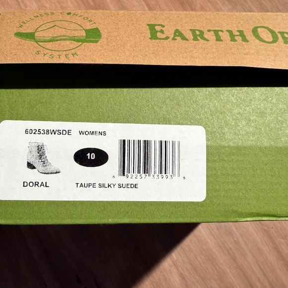 Lace up, side-zip suede boots with removable insole. - Picture 6 of 6